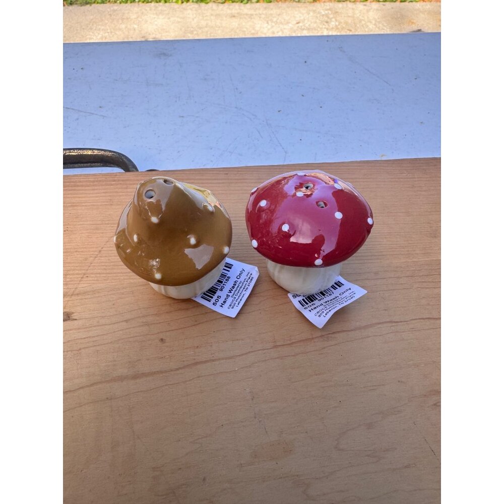 Cracker Barrel Mini Mushroom Salt Pepper Shakers Red Brown Ceramic Woodland - Picture 5 of 8
